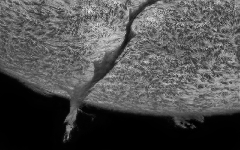 Filamentos gaseosos en el Sol, llegan a tener la longitud de 150 Tierras alineadas. Fotógrafo: Gabriel Octavian Corban (Rumanía)